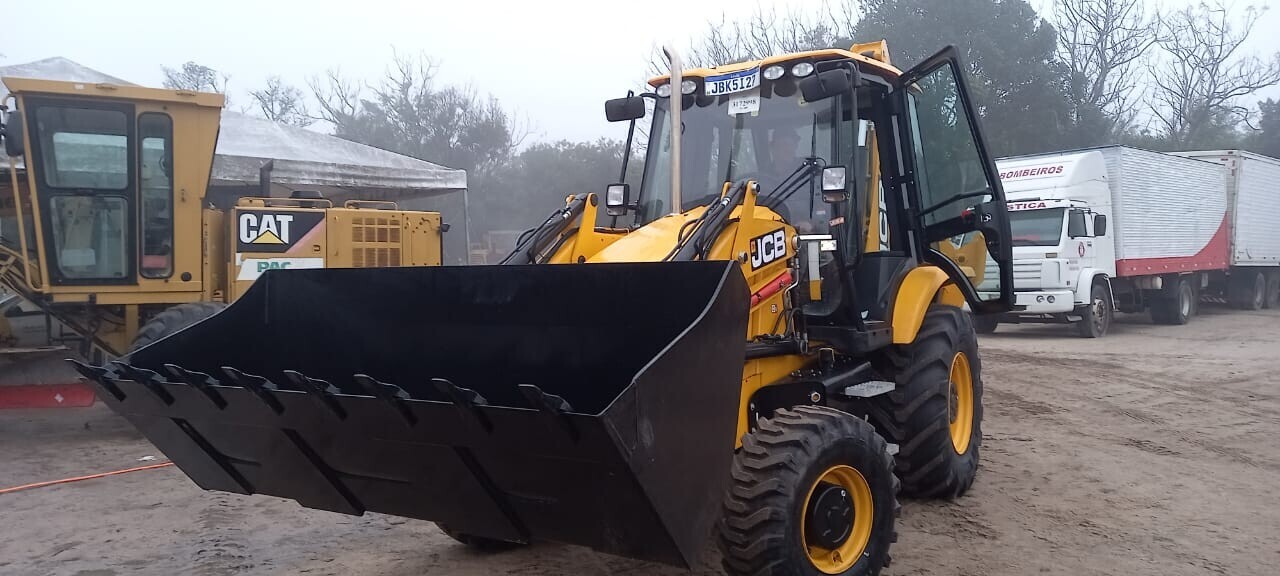 entrega-da-nova-retroescavadeira-para-o-municipio-de-arambare