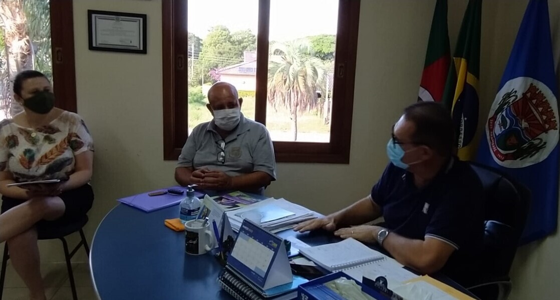 educacao-apresenta-proposta-do-plano-de-carreira-ao-prefeito-municipal-de-arambare