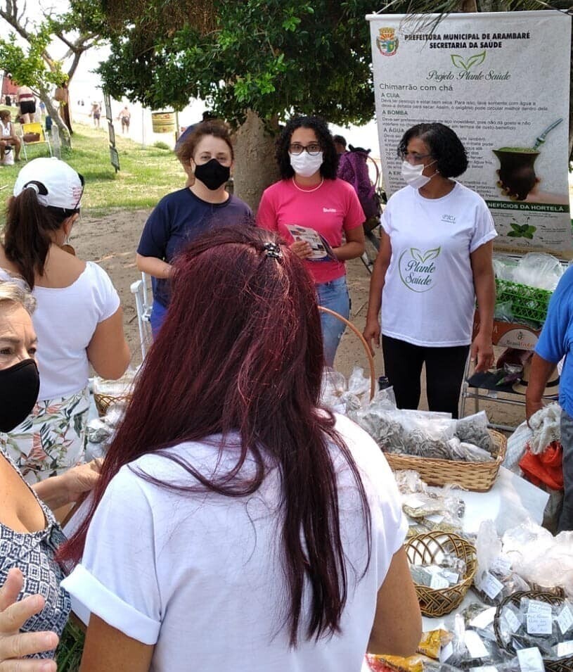 distribuicao-de-chas-do-projeto-plante-saude-na-orla-da-praia-costa-doce