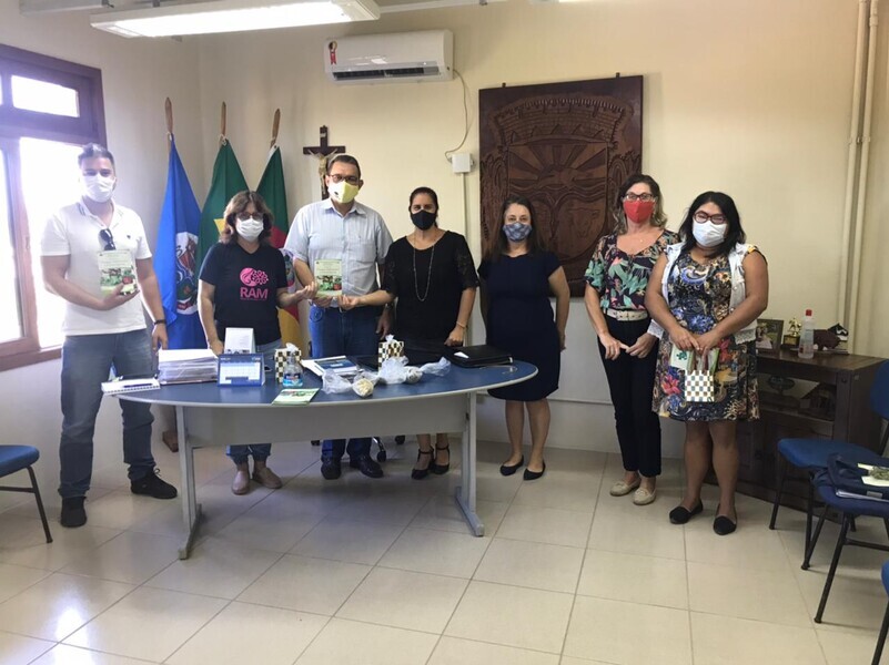 reuniao-para-tratar-sobre-a-estruturacao-do-cultivo-e-aplicacao-de-ervas-medicinais-na-saude-publica-de-arambare-ocorreu-na-manha-desta-sexta-feira