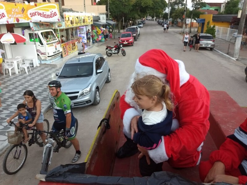 distribuicao-de-doces-feita-pelos-bombeiros-civis-e-parcerias