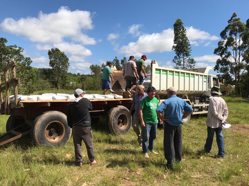 entrega-de-adubo-aos-agricultores-familiares-de-arambare